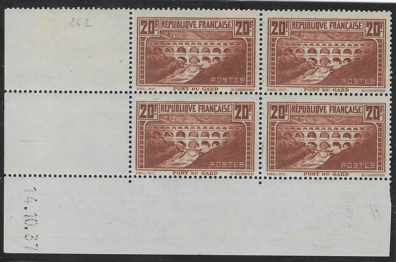 N°YT 262a- Pont du Gard - bloc de 4 exemplaires coin daté - neuf** - SUP - signé et avec certificat papier Calves