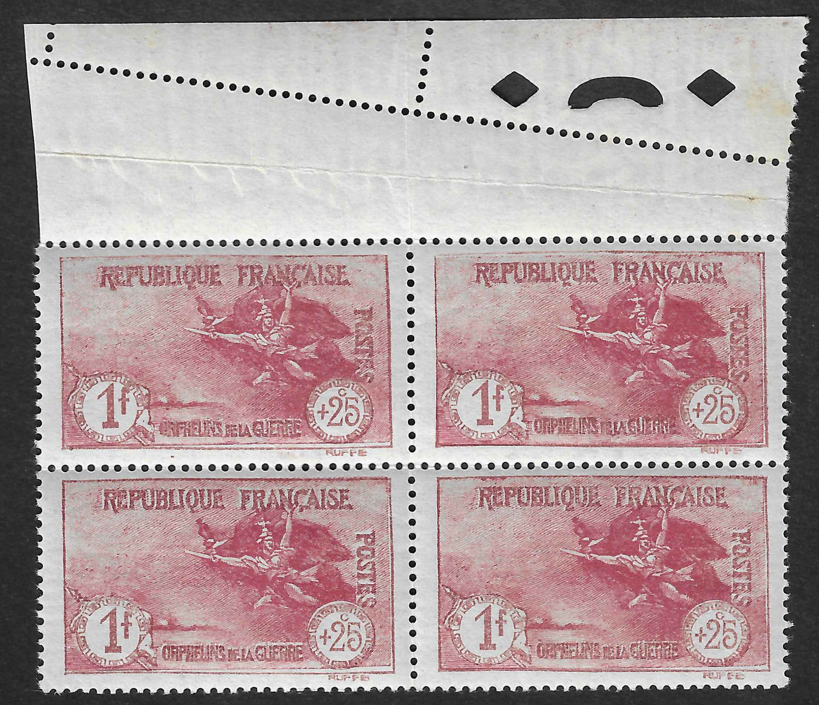 N°YT 231 - Orphelins - bloc de 4 exemplaires avec variété de piquage - neuf* - signé Calves