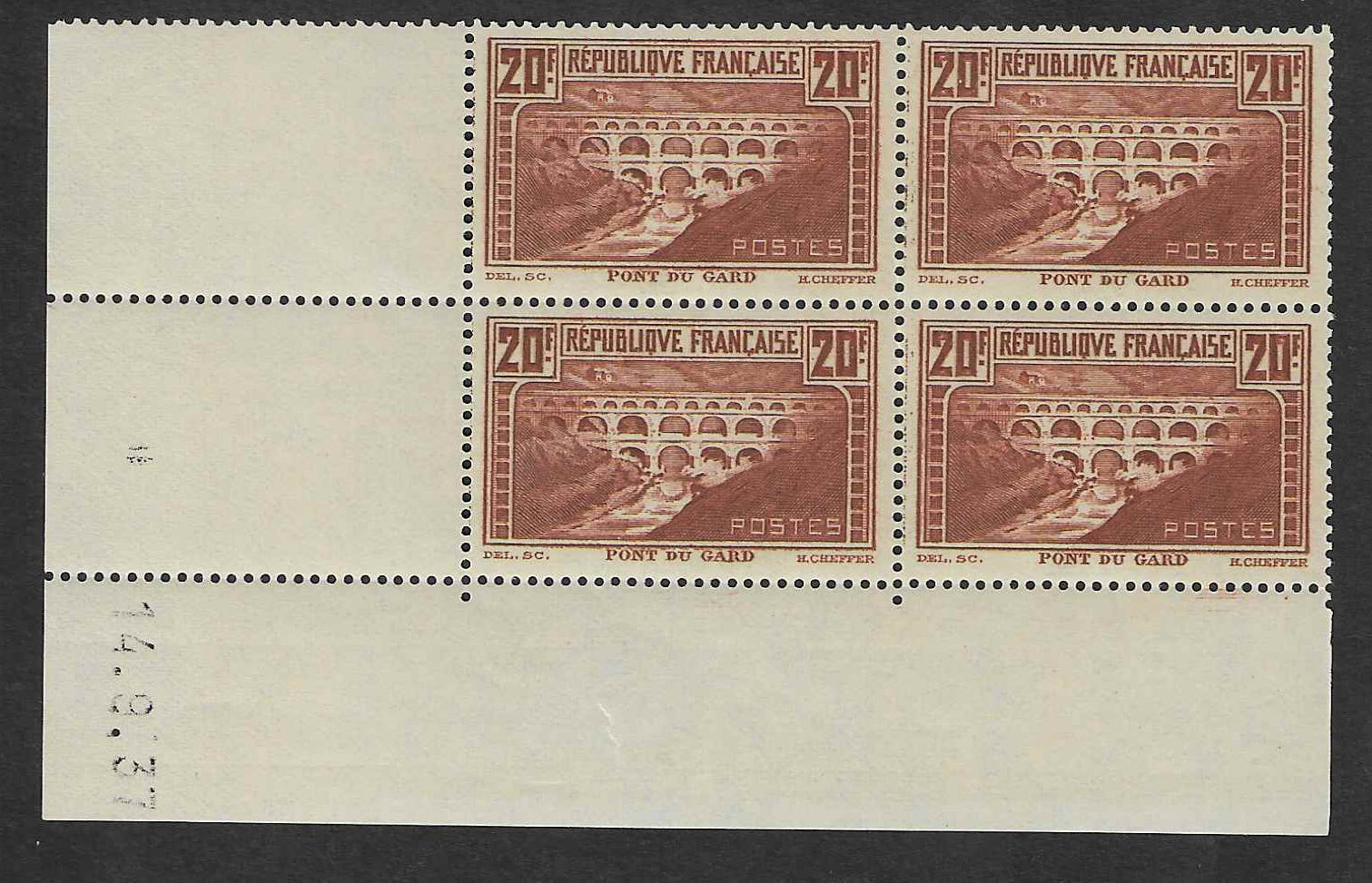 N°YT 262- Pont du Gard - bloc de 4 exemplaires coin daté - neuf** - SUP - signé Calves et Roumet et avec certificat papier Calves